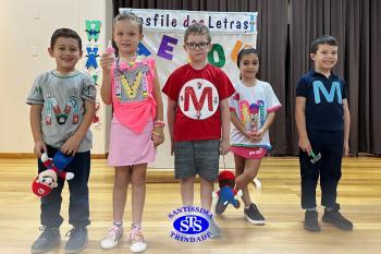 Desfile das Letras dos alunos do Infantil 5
