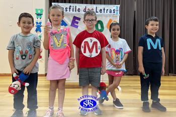 Desfile das Letras dos alunos do Infantil 5