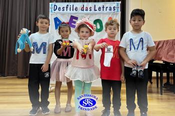 Desfile das Letras dos alunos do Infantil 5