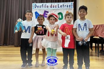 Desfile das Letras dos alunos do Infantil 5