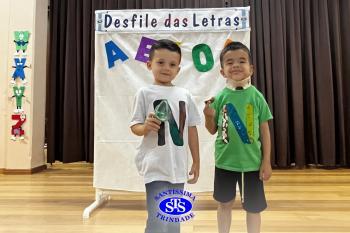 Desfile das Letras dos alunos do Infantil 5