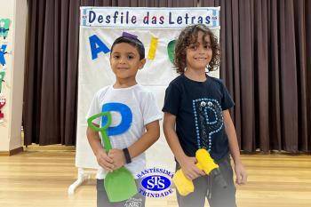 Desfile das Letras dos alunos do Infantil 5