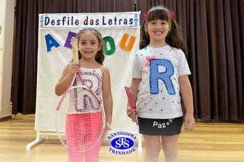 Desfile das Letras dos alunos do Infantil 5