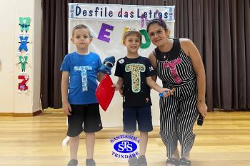 Desfile das Letras dos alunos do Infantil 5