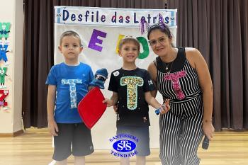 Desfile das Letras dos alunos do Infantil 5