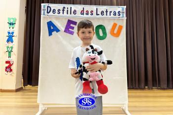 Desfile das Letras dos alunos do Infantil 5