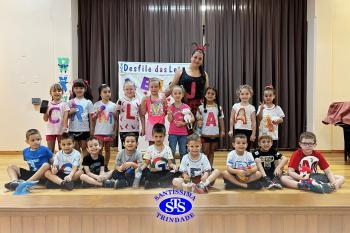 Desfile das Letras dos alunos do Infantil 5