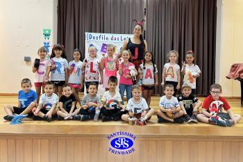 Desfile das Letras dos alunos do Infantil 5