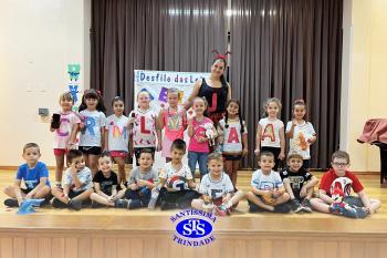 Desfile das Letras dos alunos do Infantil 5