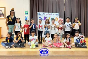 Desfile das Letras dos alunos do Infantil 5