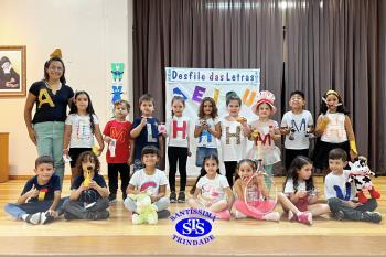 Desfile das Letras dos alunos do Infantil 5