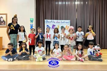 Desfile das Letras dos alunos do Infantil 5