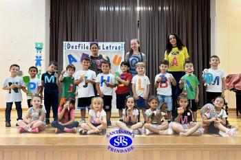 Desfile das Letras dos alunos do Infantil 5