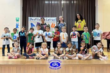 Desfile das Letras dos alunos do Infantil 5