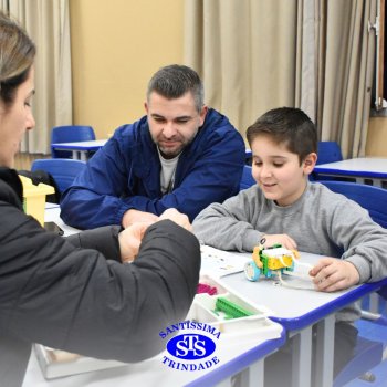 Dia da Família na Robótica promove a convivência com construção e corrida de robôs
