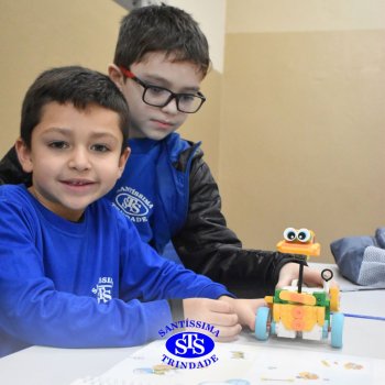 Dia da Família na Robótica promove a convivência com construção e corrida de robôs