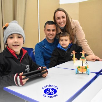 Dia da Família na Robótica promove a convivência com construção e corrida de robôs