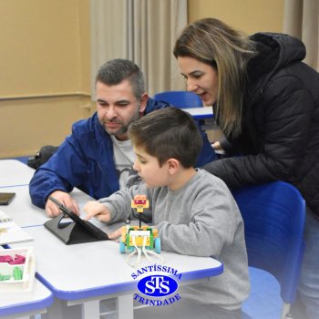 Dia da Família na Robótica promove a convivência com construção e corrida de robôs