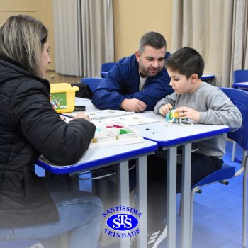 Dia da Família na Robótica promove a convivência com construção e corrida de robôs