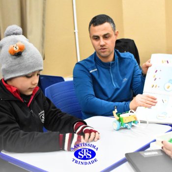 Dia da Família na Robótica promove a convivência com construção e corrida de robôs