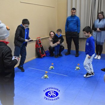 Dia da Família na Robótica promove a convivência com construção e corrida de robôs