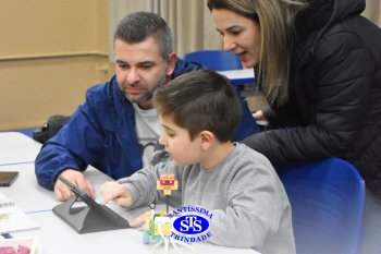 Dia da Família na Robótica promove a convivência com construção e corrida de robôs