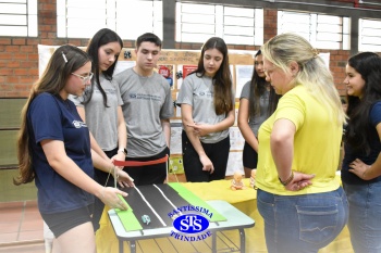 Estudantes colocam em prática seus conhecimentos na Feira de Ciências | 8º ano