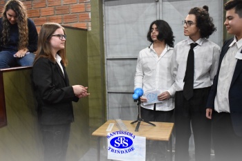 Estudantes colocam em prática seus conhecimentos na Feira de Ciências | 8º ano