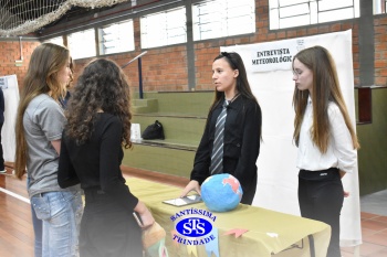 Estudantes colocam em prática seus conhecimentos na Feira de Ciências | 8º ano