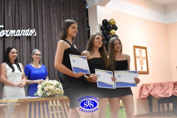 Estudantes do 9º ano celebram Formatura no Ensino Fundamental em solenidade no Colégio