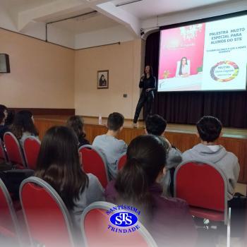 Alunos participam de palestra com nutricionista | 8º ano