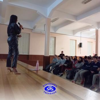 Alunos participam de palestra com nutricionista | 8º ano