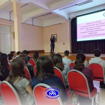 Alunos participam de palestra com nutricionista | 8º ano