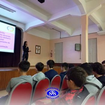 Alunos participam de palestra com nutricionista | 8º ano
