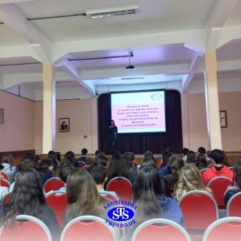 Alunos participam de palestra com nutricionista | 8º ano