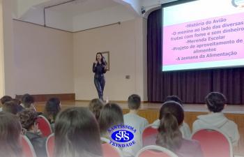 Alunos participam de palestra com nutricionista | 8º ano