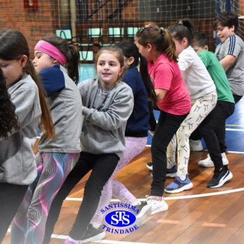 Gincana Esportiva proporciona dinâmicas que incentivam o trabalho em equipe | 4º ano