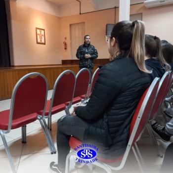Alunos participam de conversa sobre o trabalho no Exército Brasileiro