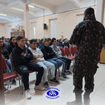 Alunos participam de conversa sobre o trabalho no Exército Brasileiro