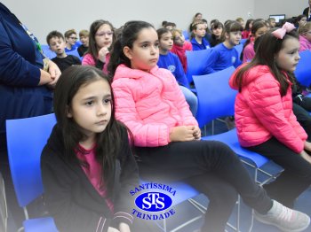 Crianças conhecem o dia a dia de algumas profissões ao ouvir relatos de pais