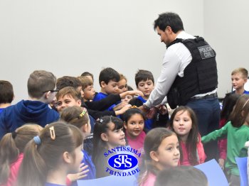 Crianças conhecem o dia a dia de algumas profissões ao ouvir relatos de pais
