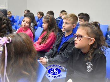 Crianças conhecem o dia a dia de algumas profissões ao ouvir relatos de pais
