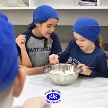 Mães dos estudantes do 5º  ano recebem um doce presente recheado de carinho