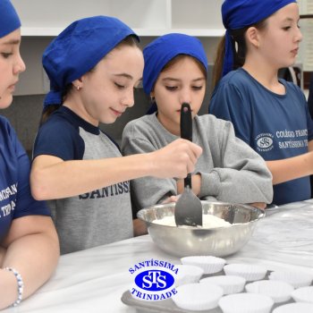 Mães dos estudantes do 5º  ano recebem um doce presente recheado de carinho