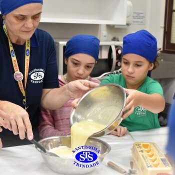 Mães dos estudantes do 5º  ano recebem um doce presente recheado de carinho
