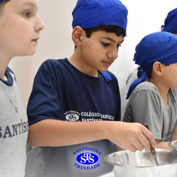 Mães dos estudantes do 5º  ano recebem um doce presente recheado de carinho