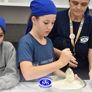 Mães dos estudantes do 5º  ano recebem um doce presente recheado de carinho