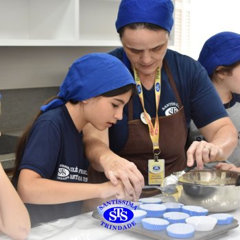 Mães dos estudantes do 5º  ano recebem um doce presente recheado de carinho
