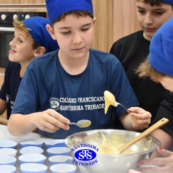 Mães dos estudantes do 5º  ano recebem um doce presente recheado de carinho