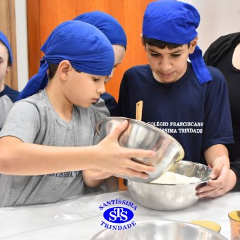 Mães dos estudantes do 5º  ano recebem um doce presente recheado de carinho